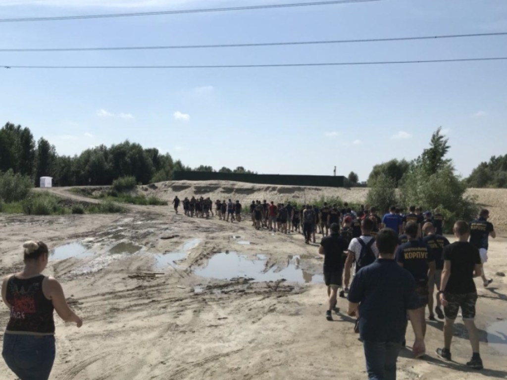 На месте спорной застройки в Киеве произошли столкновения между полицией и националистами (ФОТО, ВИДЕО)