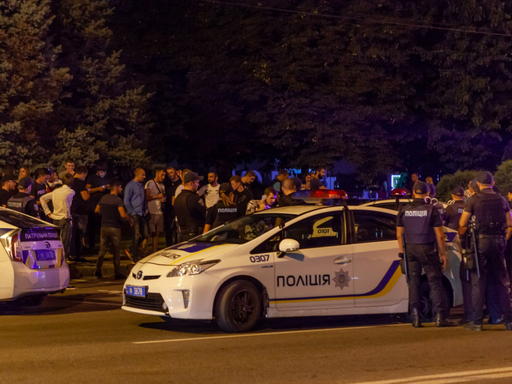 Массовый ночной конфликт в Днепре: повреждены три полицейских Toyota Prius (ФОТО, ВИДЕО)