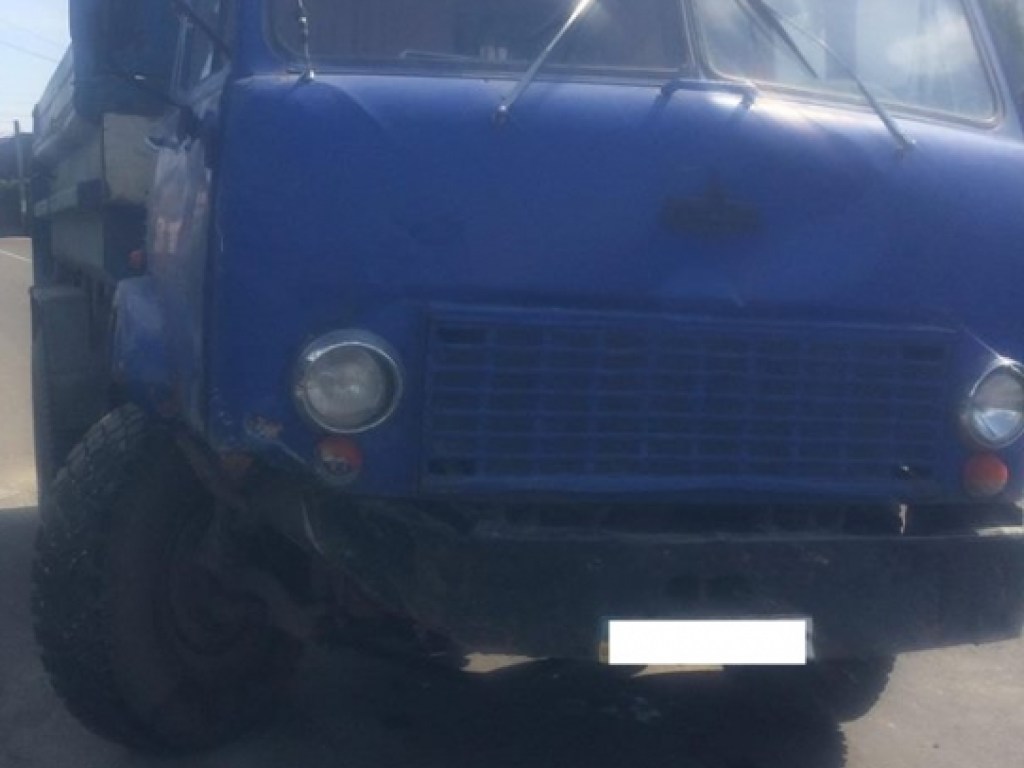 На Закарпатье МАЗ врезался в припаркованную Dacia, легковушку сильно повредило (ФОТО)