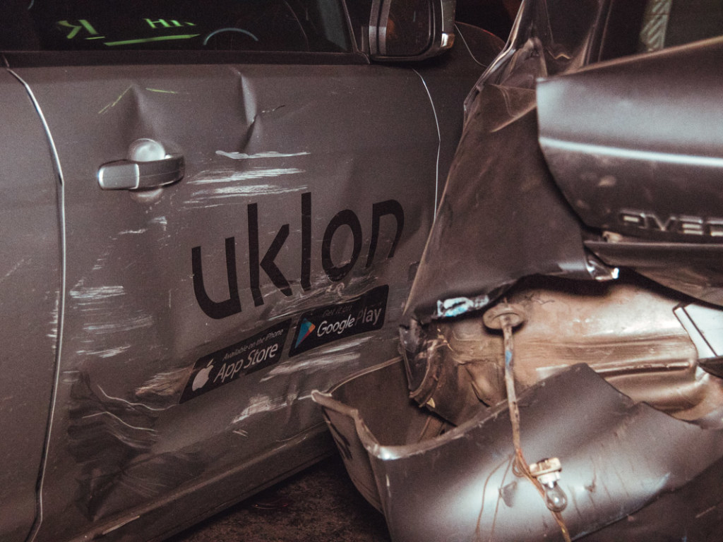 В Киеве на «Житомирской» Skoda протаранила две машины: пострадал пассажир Uklon (ФОТО, ВИДЕО)
