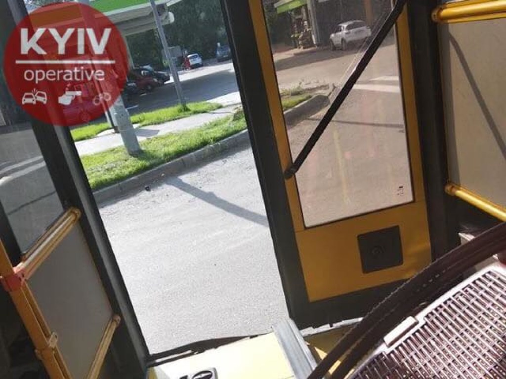 Проезд по 8 гривен: В киевском автобусе на ходу отвалились двери (ФОТО)