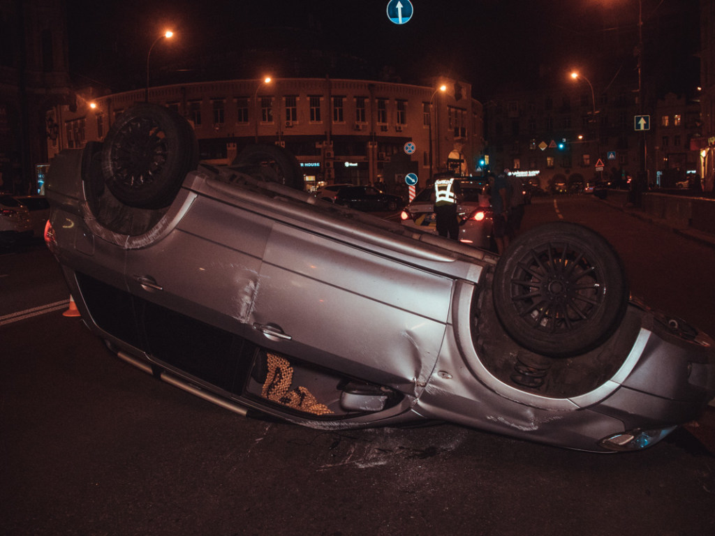 В центре Киева из-за ДТП Mitsubishi оказался на крыше (ФОТО, ВИДЕО)