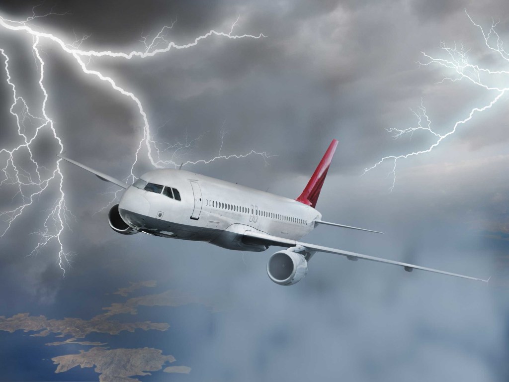 Над Одесской областью в самолет в небе ударила молния