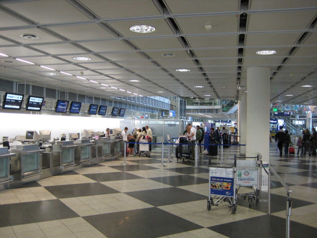 В аэропорту Мюнхена ночевали более 700 пассажиров после того, как в зону безопасности попала женщина