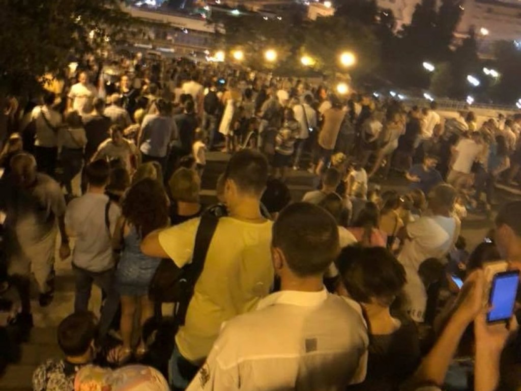 Грандиозный обман в Одессе: Тысячи людей несколько часов прождали фестиваль фейерверков, который оказался фейком (ФОТО)