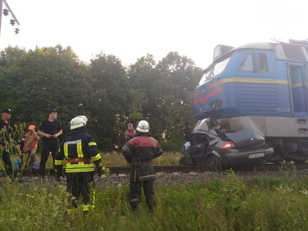 Пытался «проскочить»: Поезд «Киев—Бердянск» снес легковое авто, есть жертвы (ФОТО)