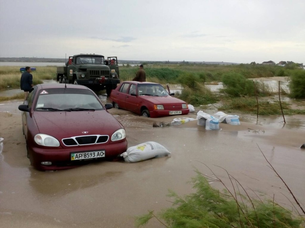 Ливни в Бердянске: Из-за непогоды море затопило дорогу, автомобили оказались в ловушке (ФОТО)
