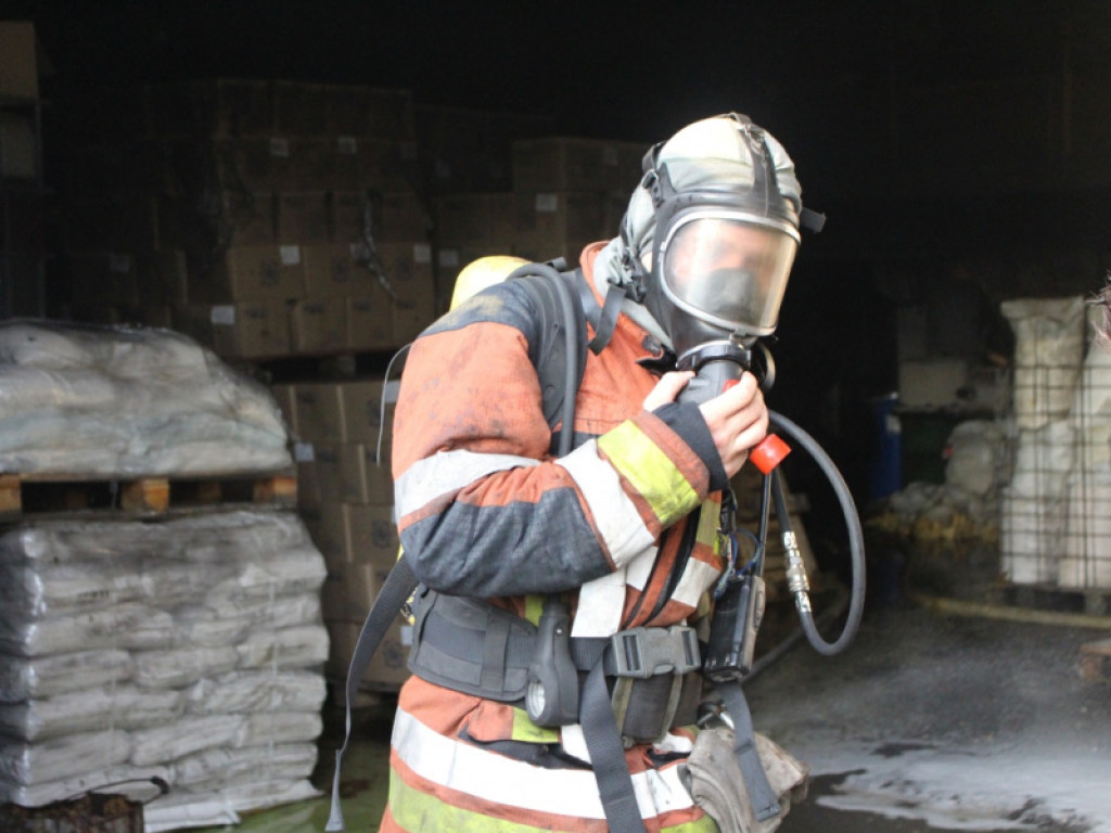 В Киеве вспыхнул склад: на месте возгорания работали 48 спасателей (ФОТО, ВИДЕО)