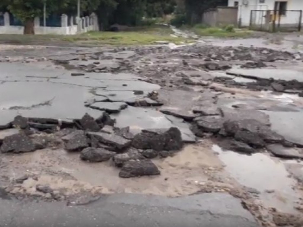 В Николаеве мощный ливень «размыл» асфальт (ФОТО, ВИДЕО)