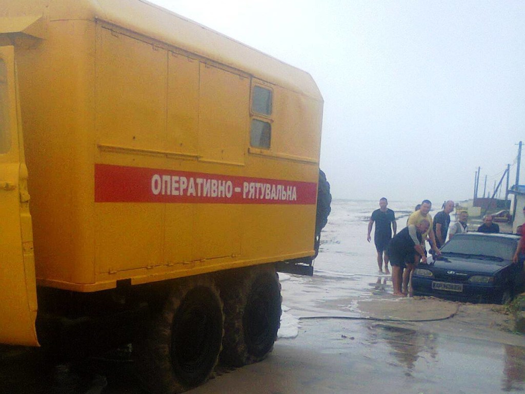 Размытые дороги и шквальный ветер: На Азовском море экстренно эвакуировали отдыхающих (ФОТО)