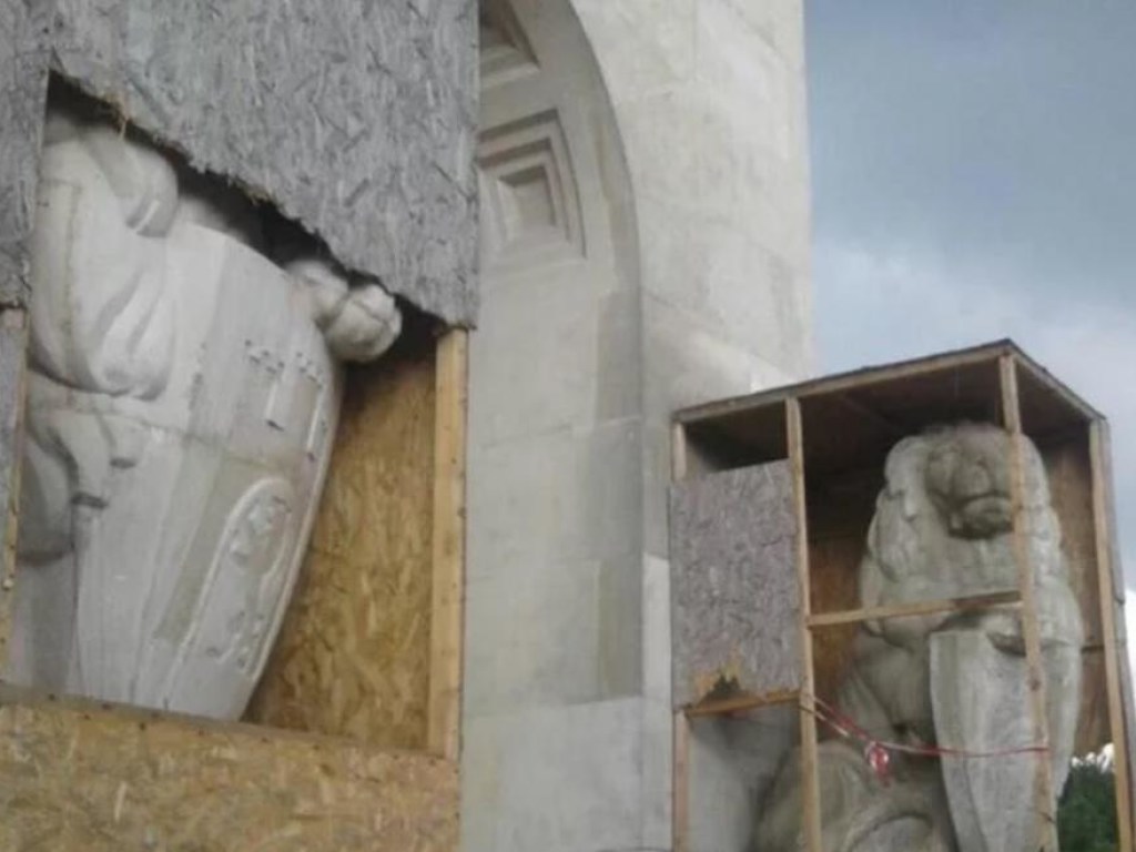Во Львове Мемориал Орлят повредили вандалы-поляки &#8212; СМИ (ФОТО)