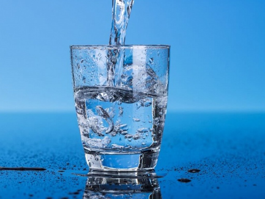 Кардиолог предупредил о вреде безмерного потребления воды в жару