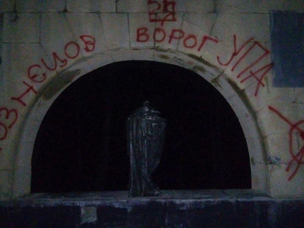 Во Львове повторно осквернили могилу советского разведчика на Холме Славы (ФОТО)