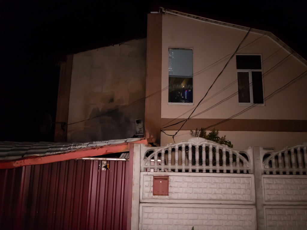 В Днепре неизвестные подожгли гараж с BMW, огонь перебросился на жилой дом (ФОТО)