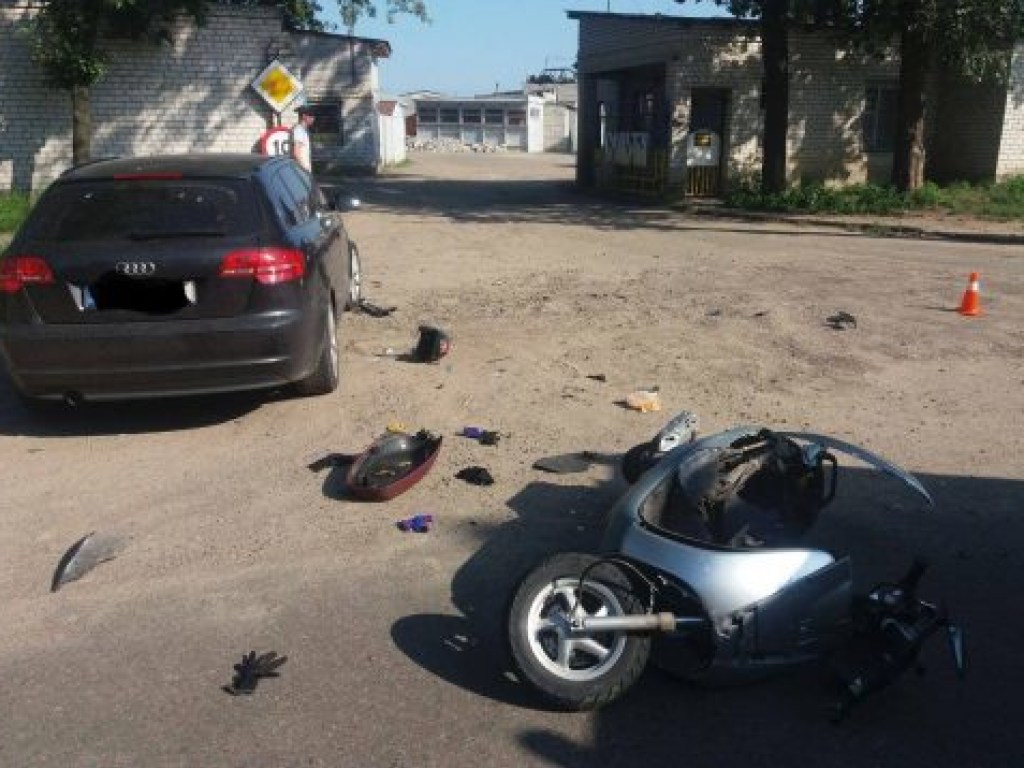В Черкассах Audi A3 при маневре протаранил мотоциклиста (ФОТО)