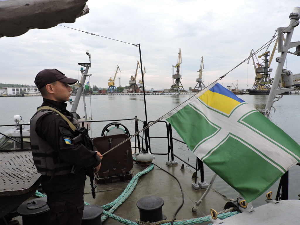 В Каховке сорвали украинский флаг &#8212; СМИ
