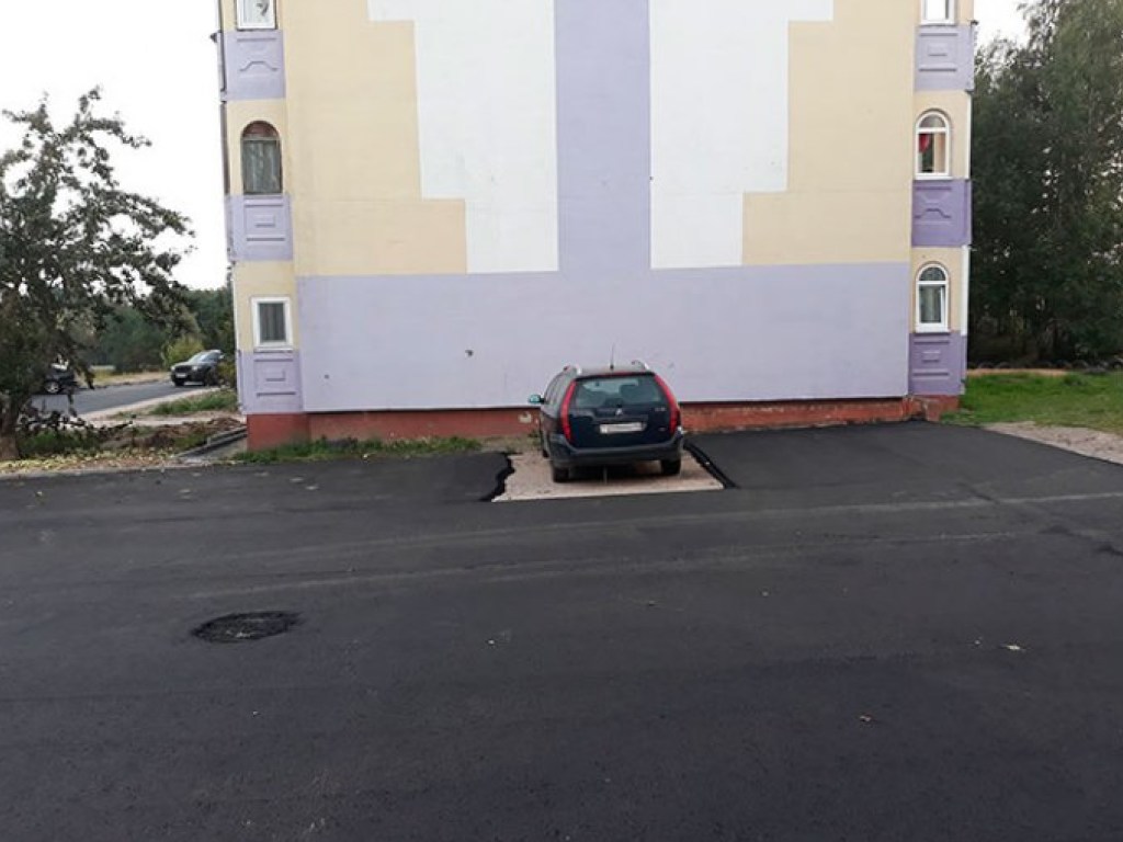 В Беларуси асфальт уложили вокруг припаркованной машины (ФОТО)