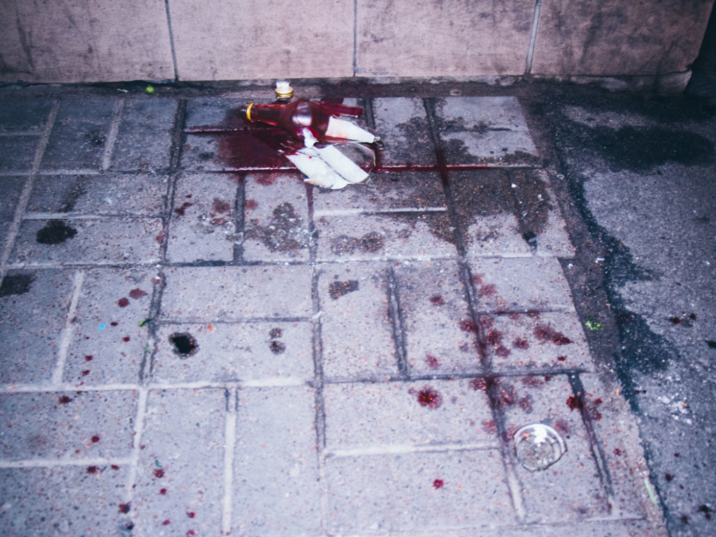 В Киеве пьяный мужчина вскрыл себе вены «розочкой» и убежал от медиков (ФОТО)