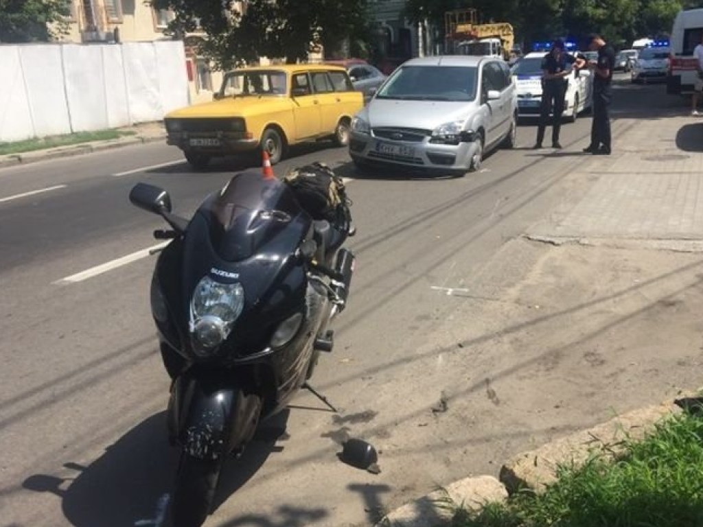В центре Николаева Ford на «евробляхах» сбил мотоциклиста (ФОТО)