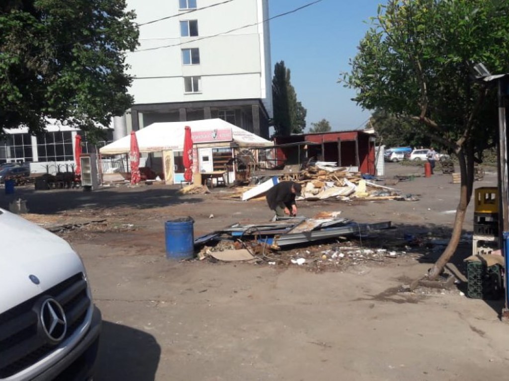 В Киеве возле метро «Берестейская» разгромили МАФы (ФОТО)