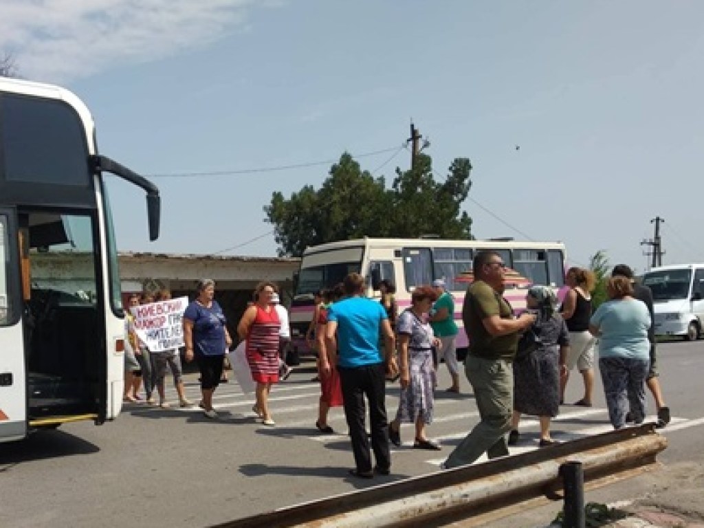 В Одесской области протестующие перекрыли две трассы: нужно решить вопрос с оформлением земли (ФОТО)