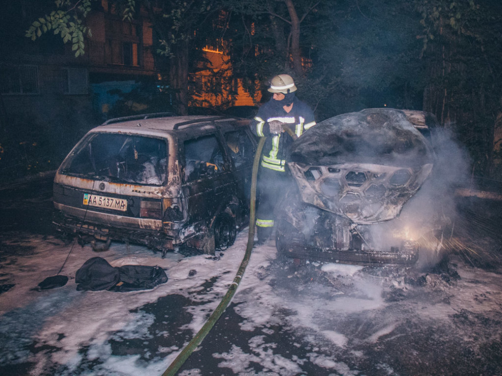 На Русановке в Киеве огонь уничтожил две иномарки (ФОТО, ВИДЕО)