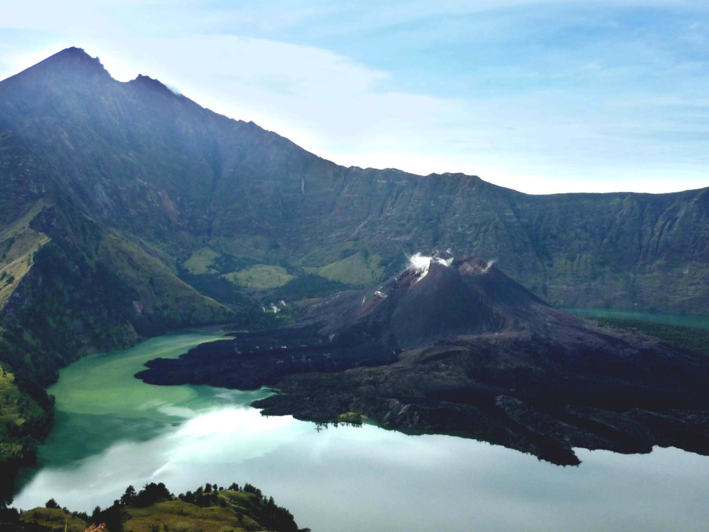 Извержение вулкана в Индонезии: спасатели эвакуировали более 500 альпинистов (ФОТО)