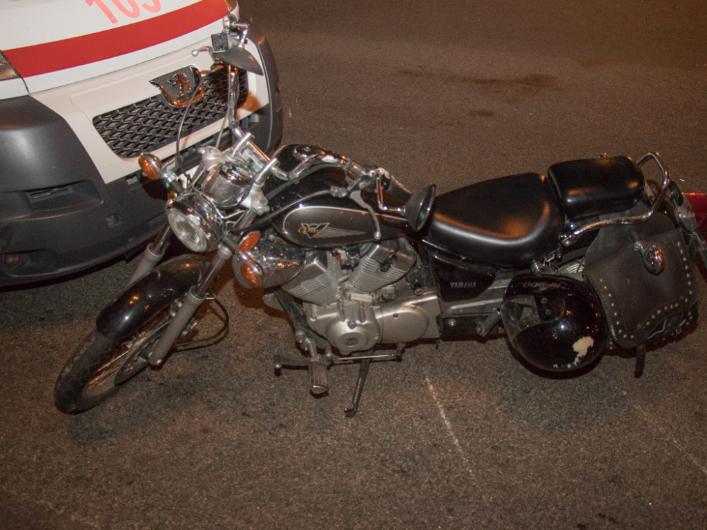 На Крещатике в Киеве мотоциклист на большой скорости врезался в бордюр (ФОТО, ВИДЕО)
