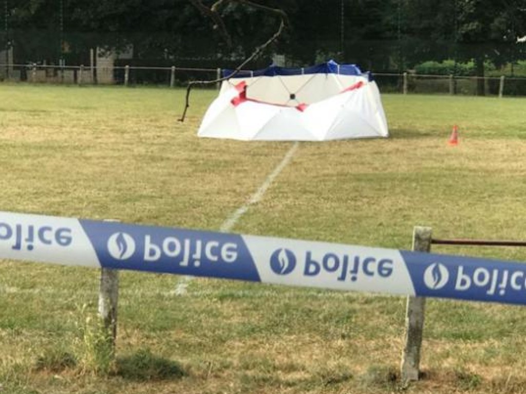 В Бельгии мужчина подорвал себя на футбольном поле (ФОТО)
