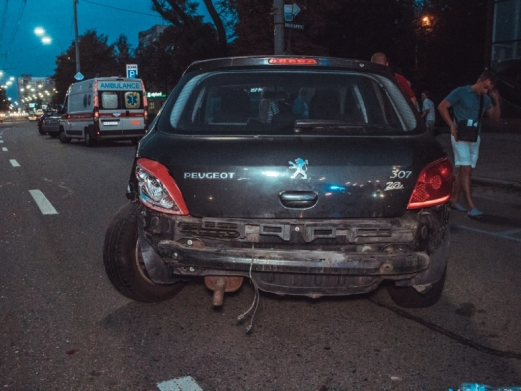 В центре Киева Toyota столкнулась с Peugeot, выезжающим с парковки (ФОТО)
