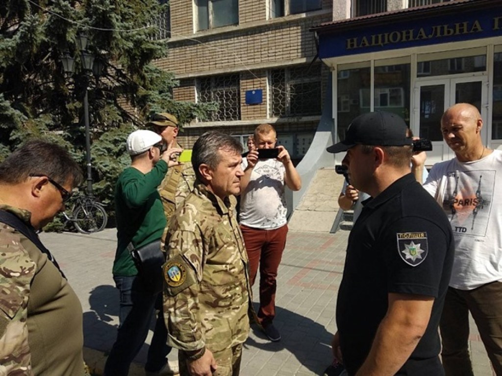 Убийство АТОшника в Бердянске: под стенами мэрии собрался митинг (ФОТО)