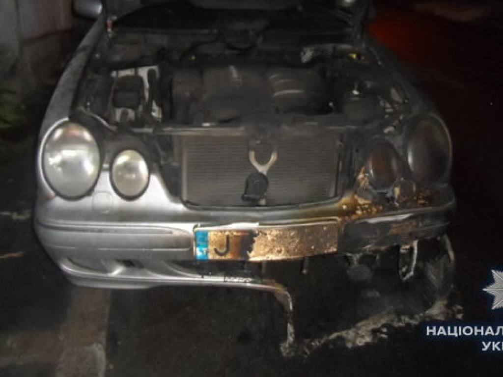 В Киеве ранее судимый мужчина поджег автомобиль знакомого и загорелся сам (ФОТО)