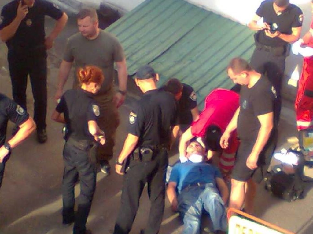В Киеве на Борщаговке мужчина перерезал себе горло (ФОТО)