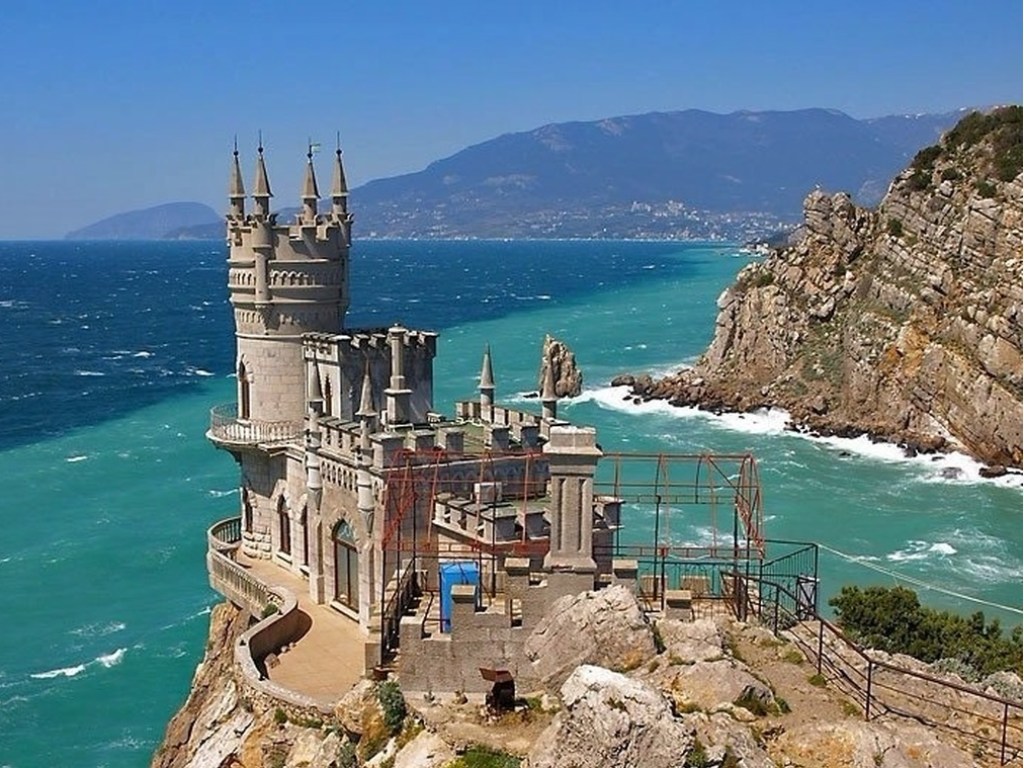 Уносят даже картины: туристы в Крыму начали массово грабить отели