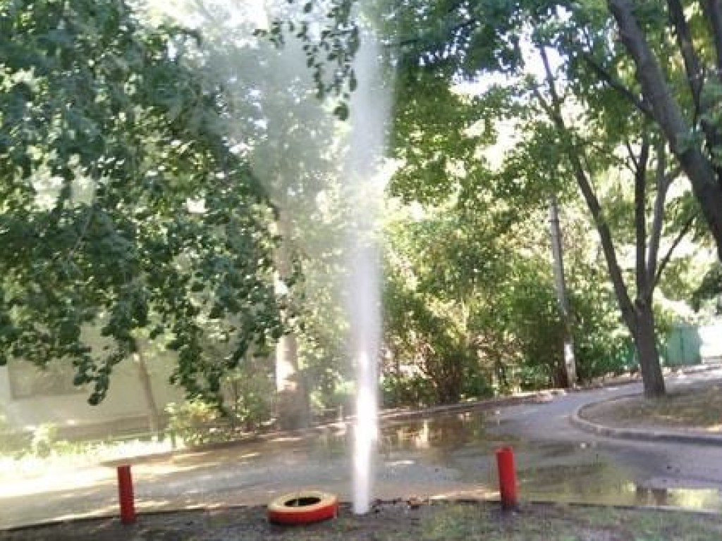 В Одессе прорвало канализацию: из-под земли бьет фонтан, видна радуга (ФОТО)