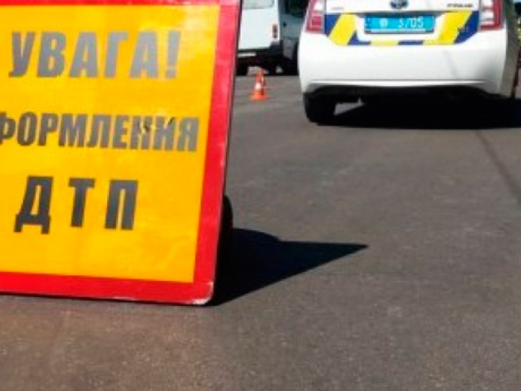 В Донецкой области столкнулись грузовик и авто: в ДТП пострадал ребенок