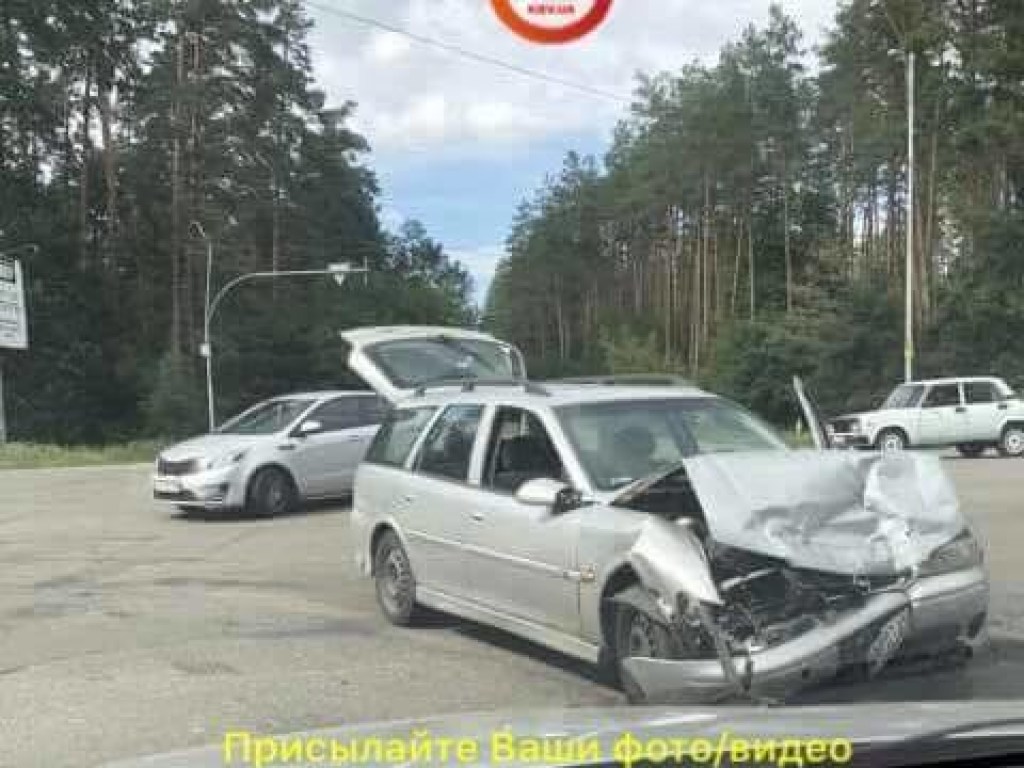 В Киеве столкнулись два автомобиля: есть пострадавшие (ФОТО)