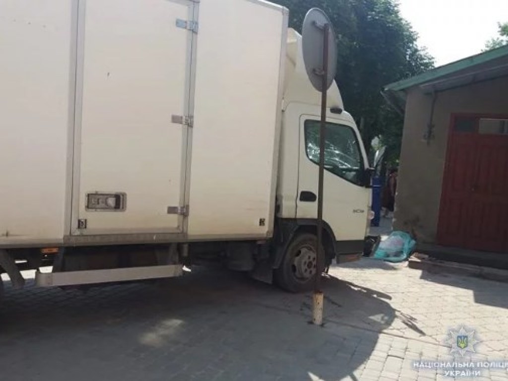 На Тернопольщине автомобиль выехал на тротуар и сбил насмерть восьмилетнюю девочку (ФОТО)