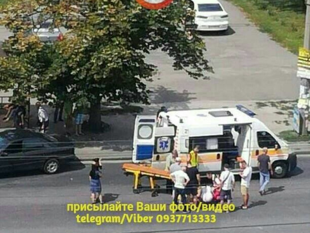 В Киеве на Троещине автомобиль сбил девочку, которая переходила дорогу на красный (ФОТО)