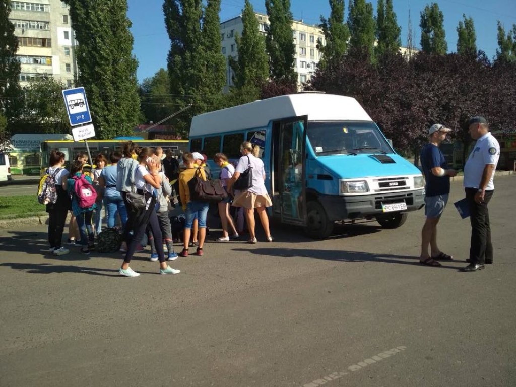 В Николаеве в маршрутке с сиденьями-табуретками возили детей на море (ФОТО)