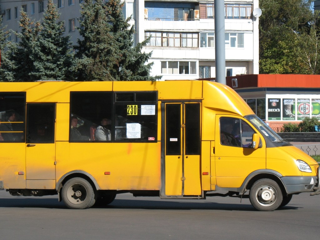 Не захотел везти льготников: в Киеве водитель маршрутки устроил скандал семье погибшего военного