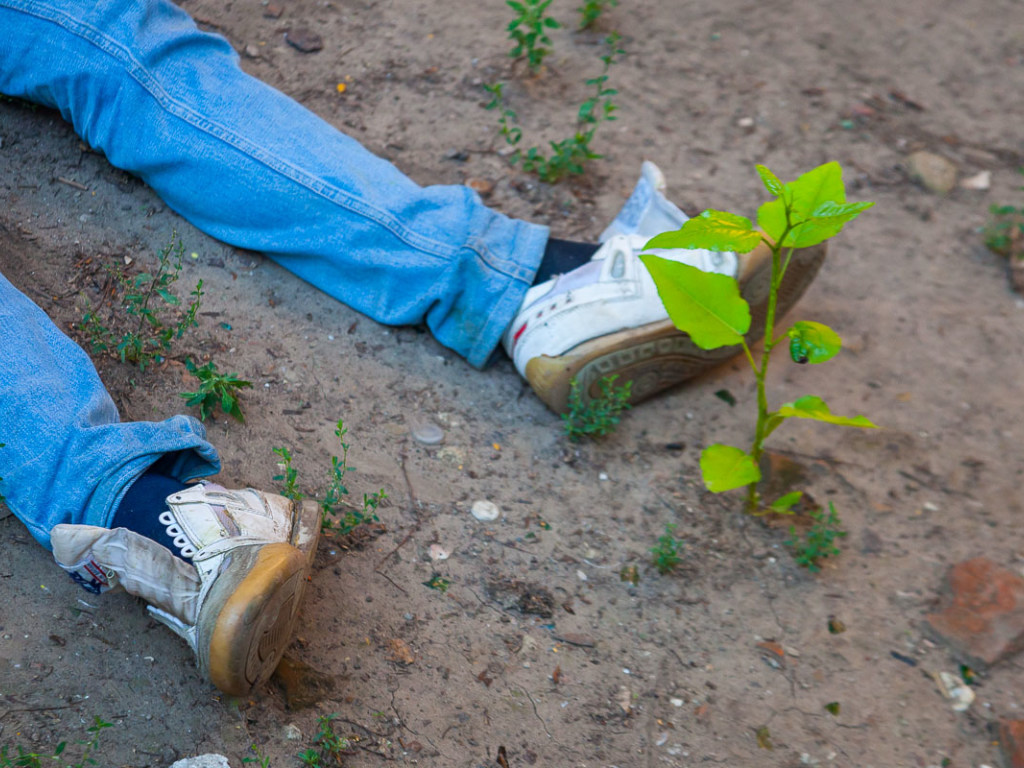 В Днепре возле детсада нашли труп: мужчина повесился на шнурках (ФОТО)