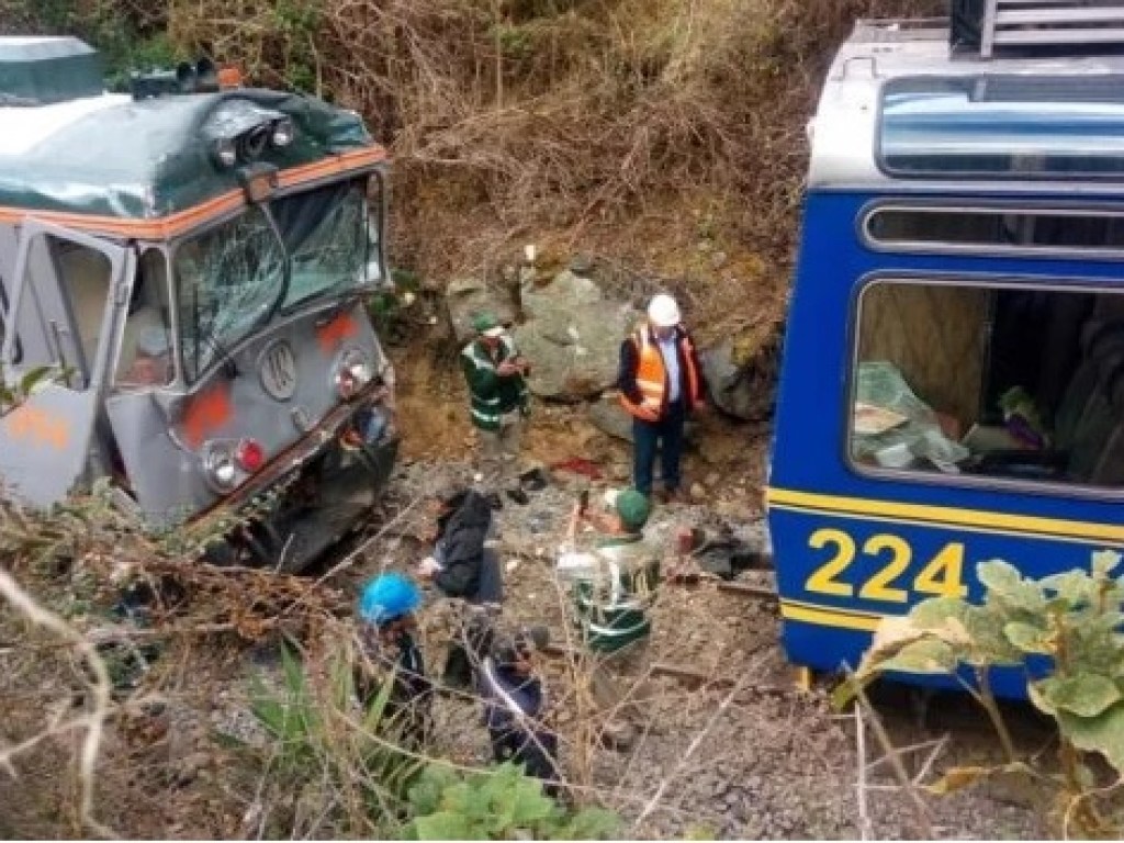 В Перу столкнулись 2 поезда с туристами, пострадали 35 человек (ФОТО)