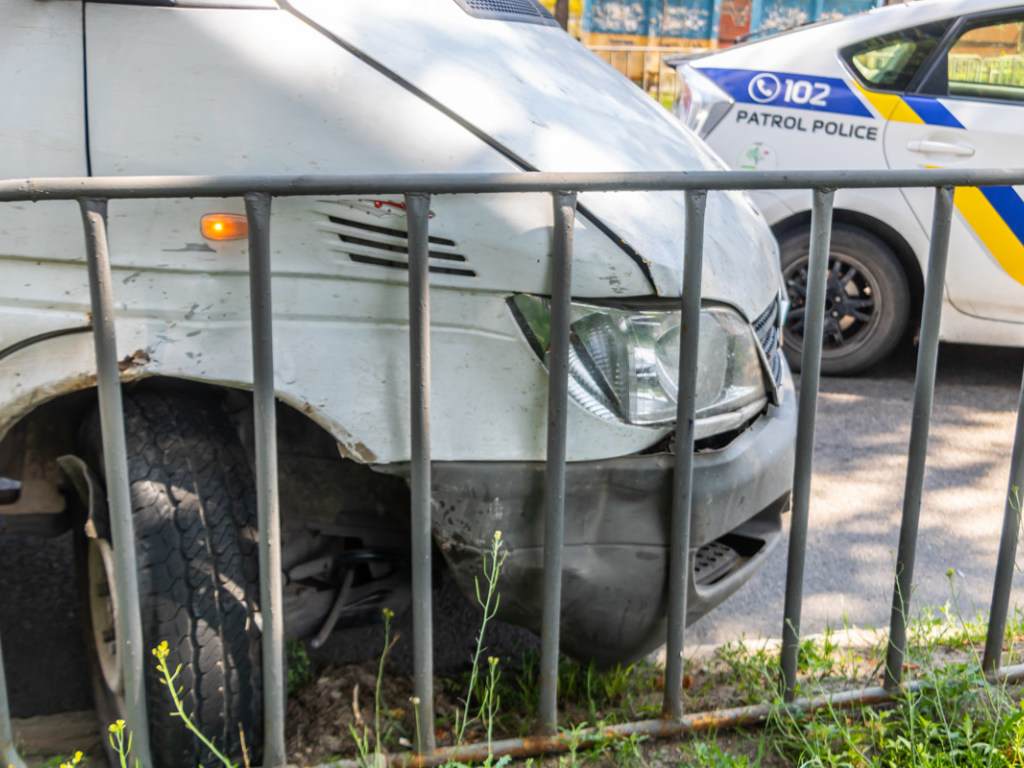 В Днепре столкнулись Lada и грузовик Mercedes: пострадал мужчина (ФОТО, ВИДЕО)