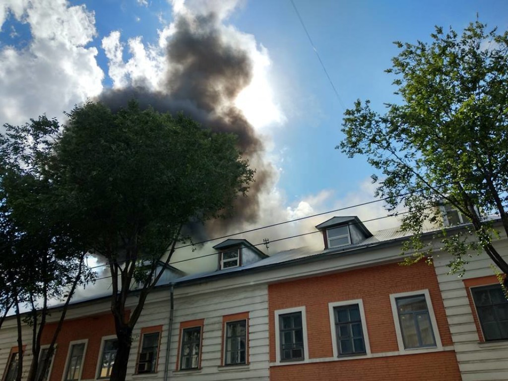 В Харькове загорелось здание одного из вузов (ФОТО)