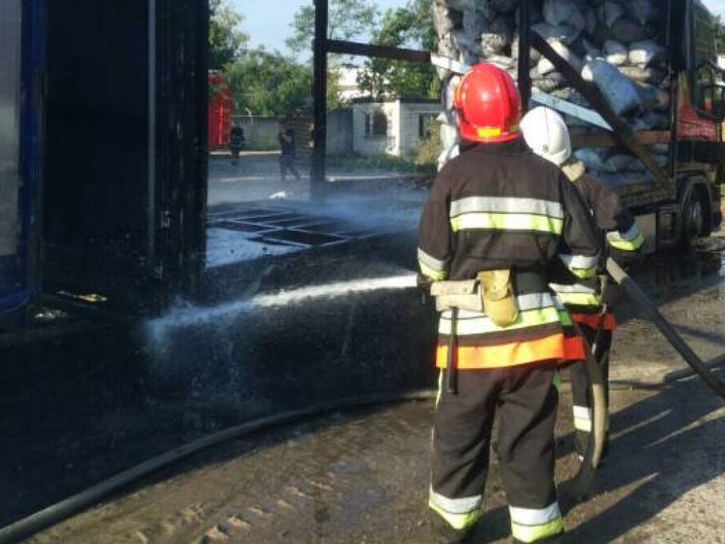 В Хмельницкой области сгорела фура с углем (ФОТО)