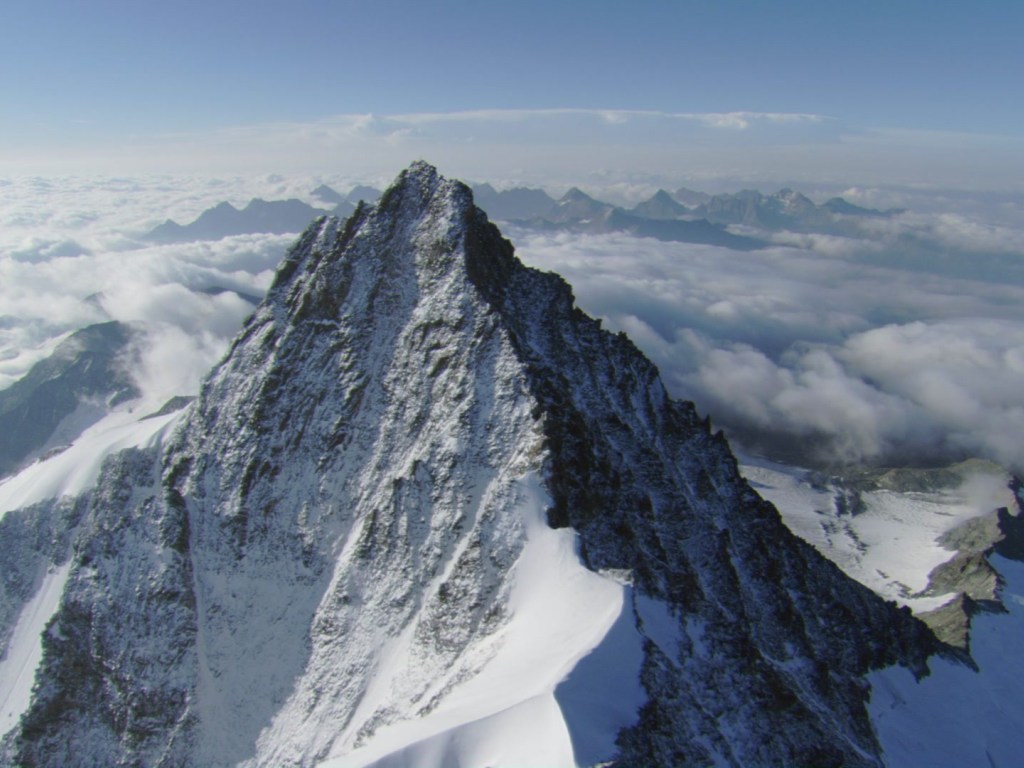 В горах Альп погибли трое альпинистов