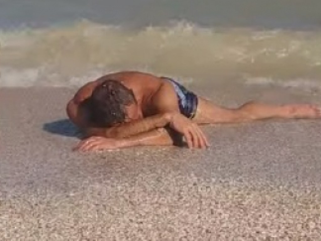 Пользователей Сети возмутило равнодушие пляжников перед обездвиженным мужчиной (ВИДЕО)