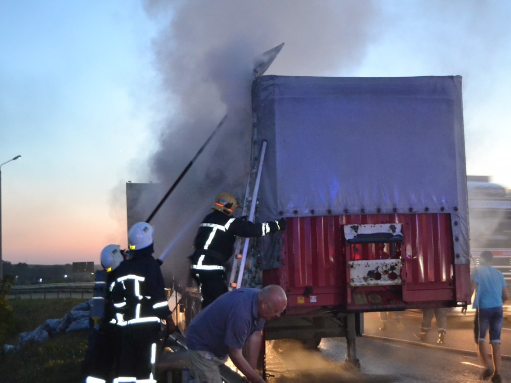 На Ровенщине горел грузовик с древесным углем (ФОТО, ВИДЕО)