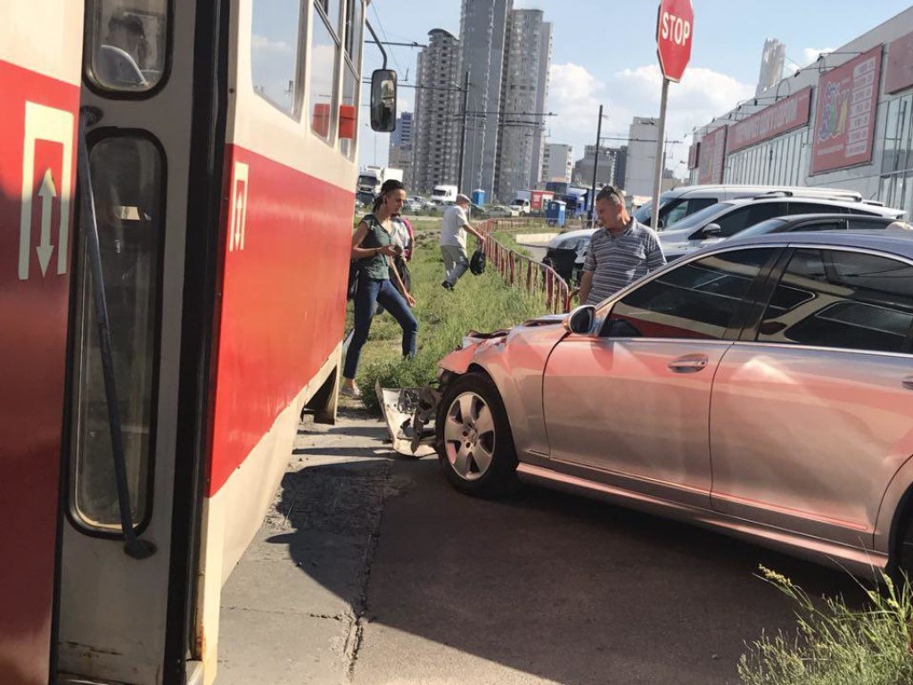 На Позняках в Киеве Mercedes врезался в трамвай (ФОТО)